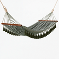 Hängematte 200 x 100 cm aus Baumwolle in Grün Grau mit Holzstäben im Boho-Stil